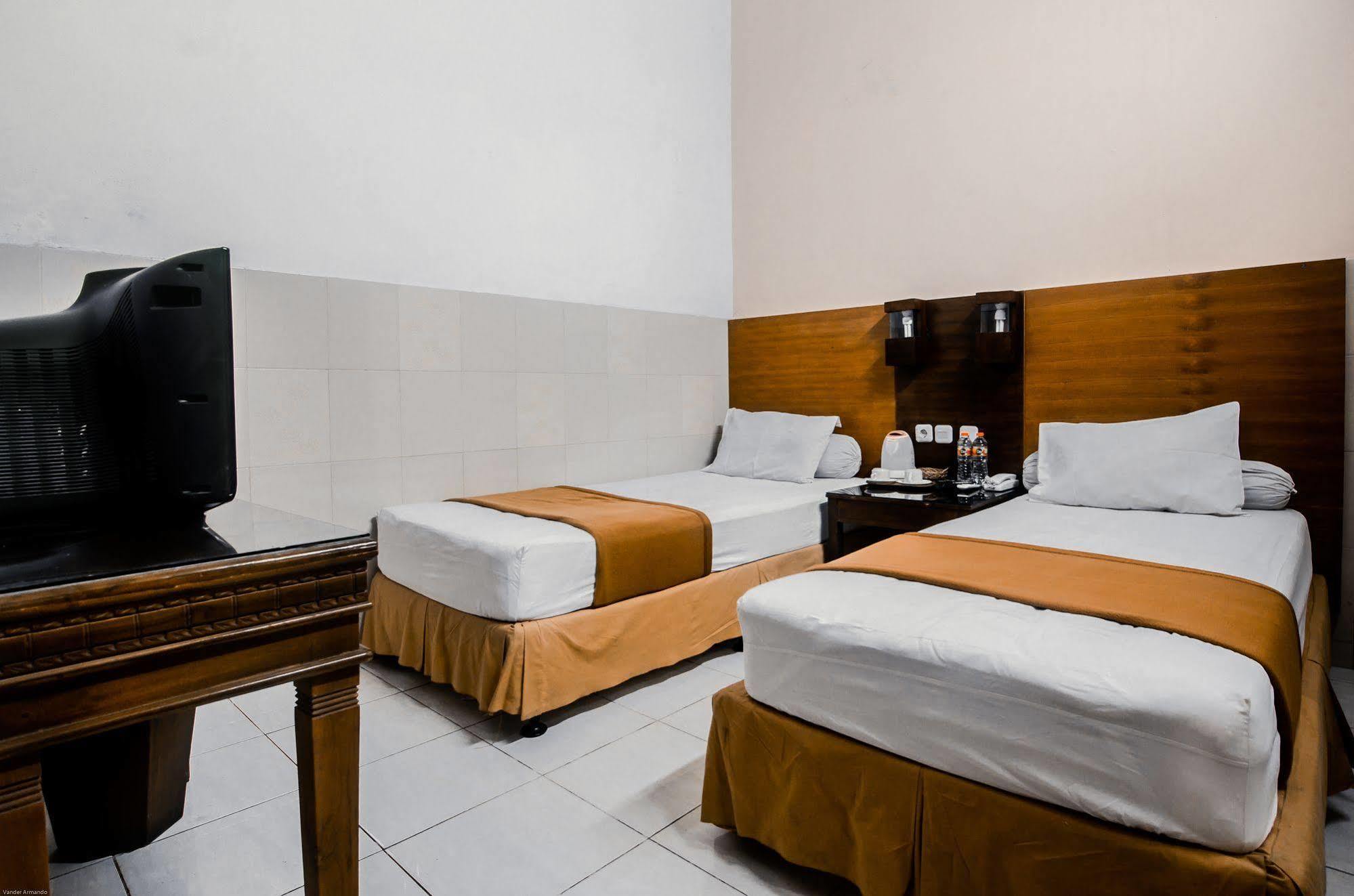 Hotel Keluarga Djagalan Raya Surabaya Dış mekan fotoğraf