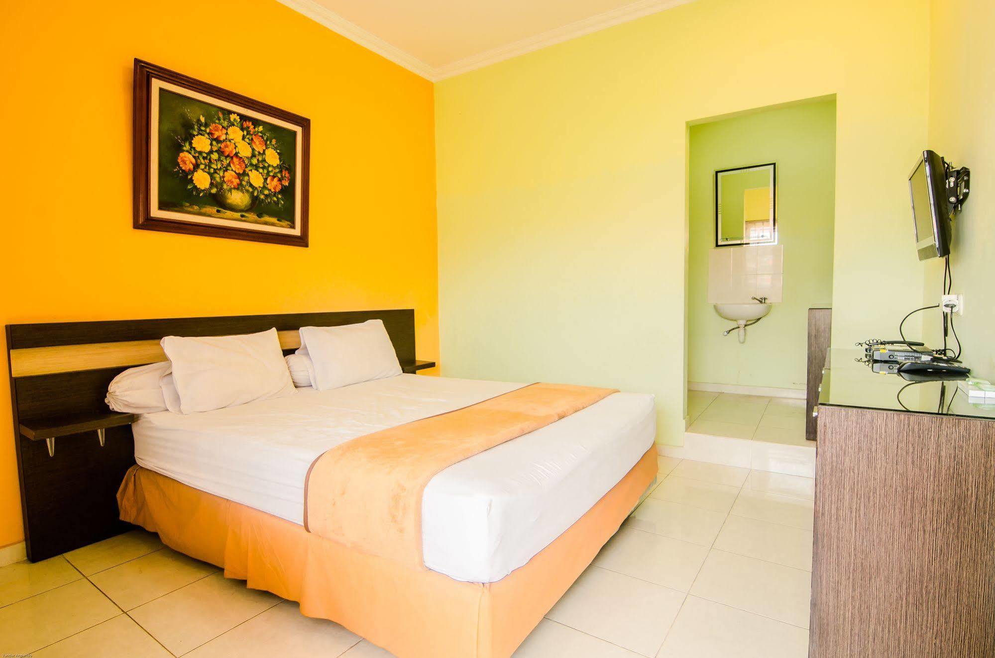 Hotel Keluarga Djagalan Raya Surabaya Dış mekan fotoğraf