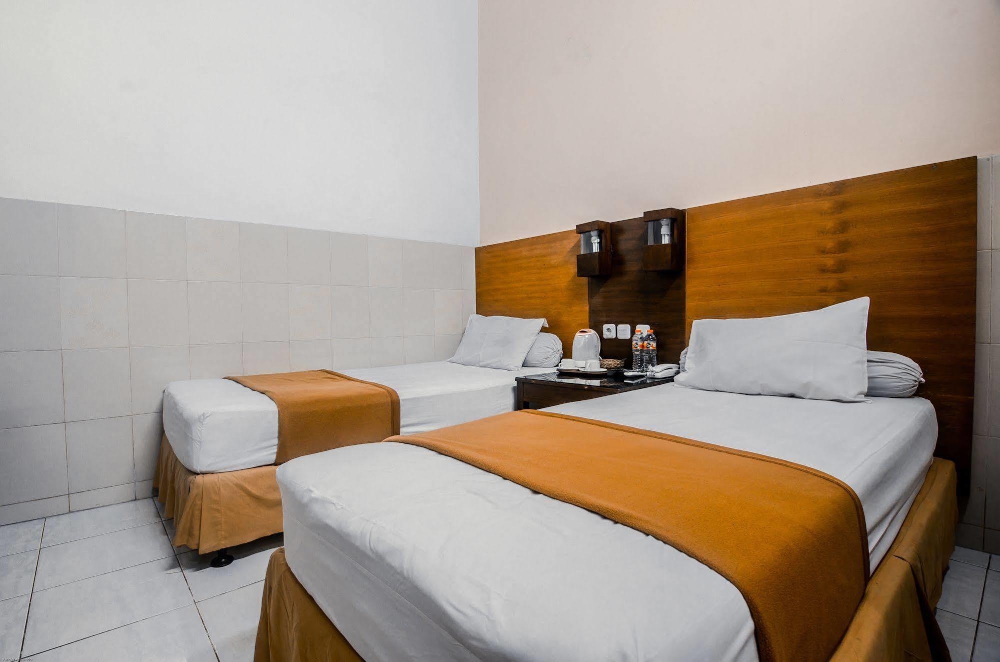 Hotel Keluarga Djagalan Raya Surabaya Dış mekan fotoğraf