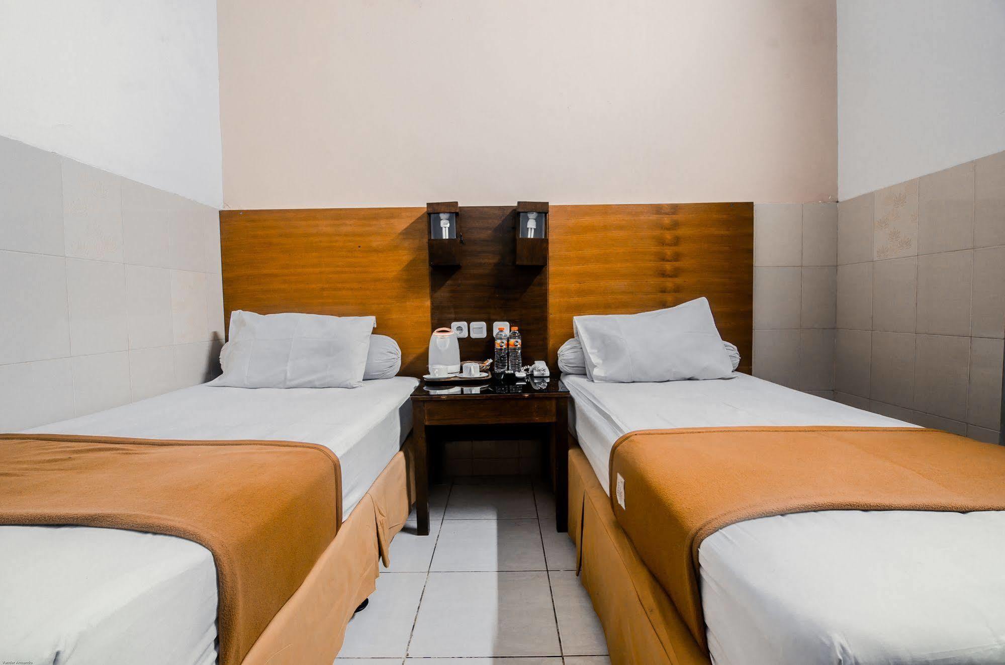 Hotel Keluarga Djagalan Raya Surabaya Dış mekan fotoğraf